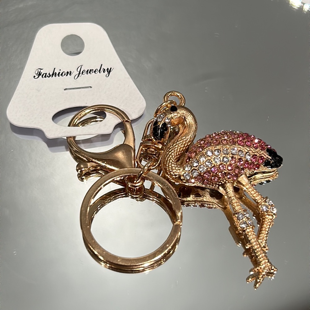 Gold tone pink bedazzled flamingo🦩 keychain. Beautiful and lightweight